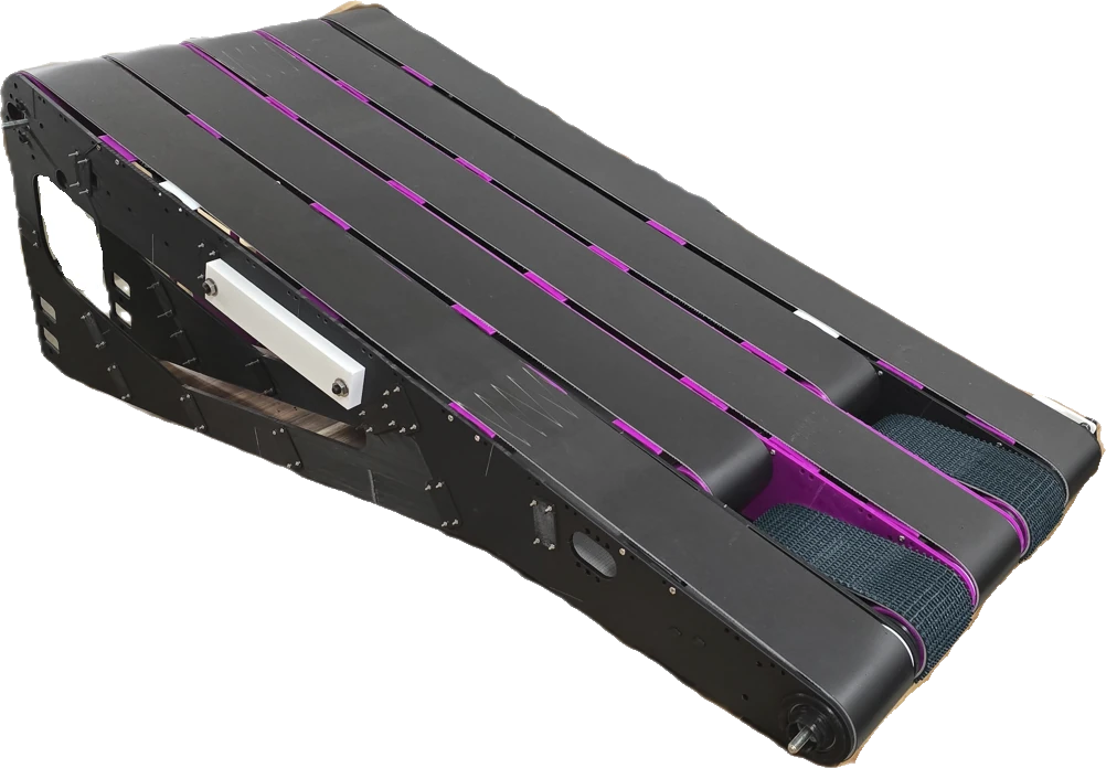 Rendering des Fork-Lifter-Moduls: schwarze Rahmenkonstruktion mit sieben parallelen Förderriemen und flach auslaufender Gabelspitze.